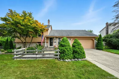 14190 Edgewood St, Livonia, MI 48154