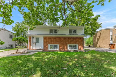 23566 Candace Dr, Rockwood, MI 48173