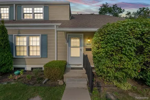 21252 E Glen Haven Cir, Northville, MI 48167