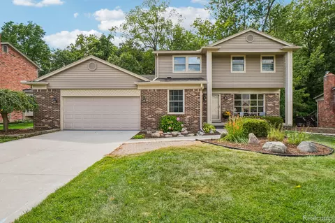 585 Timberline Dr, Rochester Hills, MI 48309