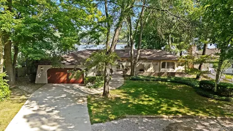 5821 Community Dr, Brighton, MI 48116