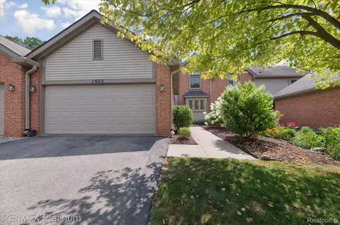 1025 Pinewood Ct, Brighton, MI 48116