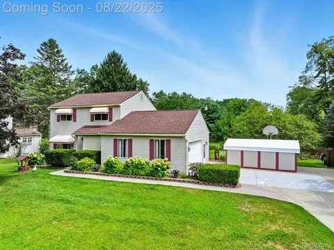 2594 Pepper Ct, Hartland, MI 48353