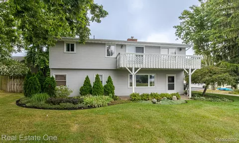 8640 Lakeview Blvd, Independence, MI 48348