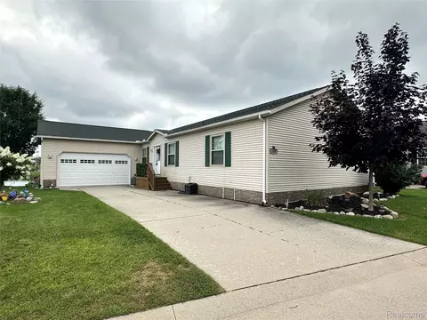 148 Pine Lakes Dr W, Lapeer, MI 48446