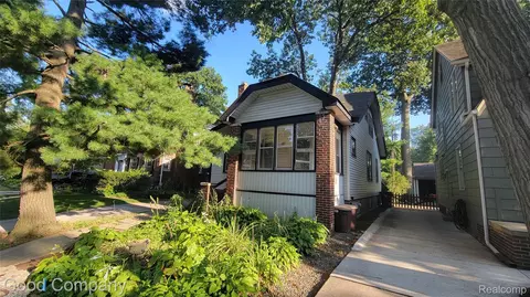 62 Wellesley Dr, Pleasant Ridge, MI 48069