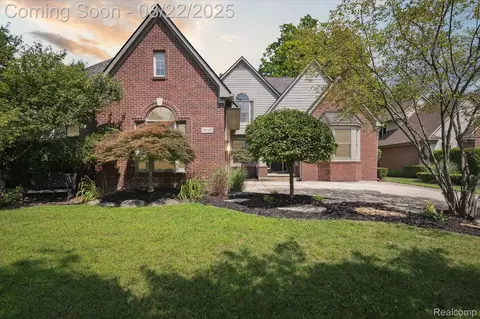 18145 Shoreline Ct, Northville, MI 48168