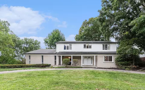 22465 Kenwyck Dr, Southfield, MI 48034