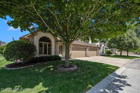47284 Hunters Chase Dr, Macomb, MI 48042