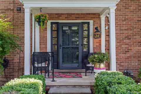 24 Barbour Ln, Bloomfield Hills, MI 48304