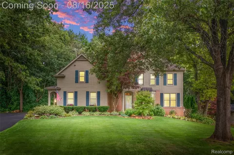 7085 Hickory Hollow Cir, Springfield, MI 48348
