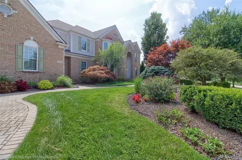49733 Ash Ct, Plymouth, MI 48170