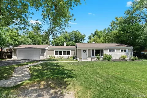 216 Fernbarry Dr, Waterford, MI 48328