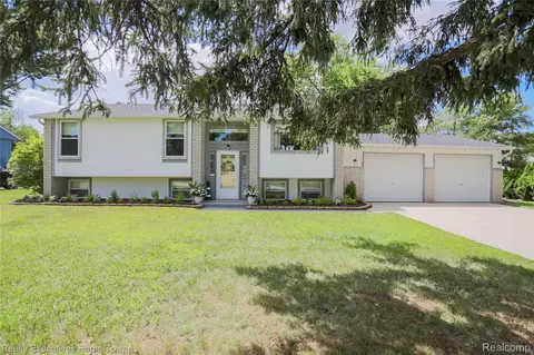 2687 Los Angeles Dr, Wolverine Lake, MI 48390