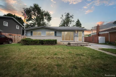 32556 Bridge St, Garden City, MI 48135