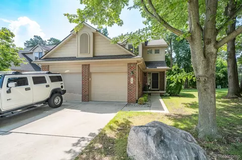 7183 Magnolia Ln, Waterford, MI 48327