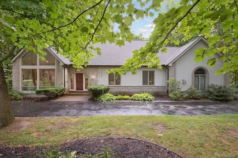 9724 Pine Valley Trl, Brighton, MI 48114