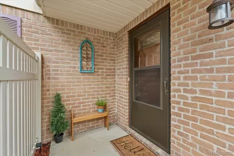 61260 Greenwood Dr #80, South Lyon, MI 48178