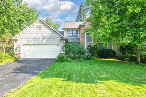 6338 Almond Ln, Independence, MI 48346