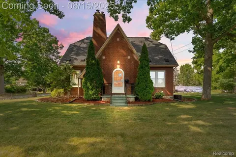 601 1st St, Fenton, MI 48430
