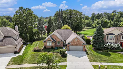 43815 Columbia Dr, Clinton Township, MI 48038