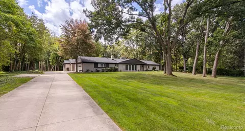 1170 Lenox Rd, Bloomfield Hills, MI 48304