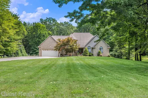 22213 Inkster Rd, Brownstown, MI 48174