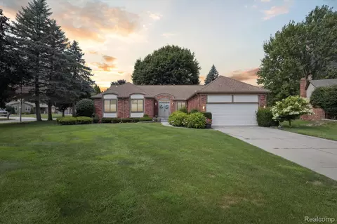 17340 Laurel Dr, Livonia, MI 48152
