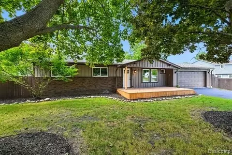 2863 Ravenglass Rd, Waterford, MI 48329