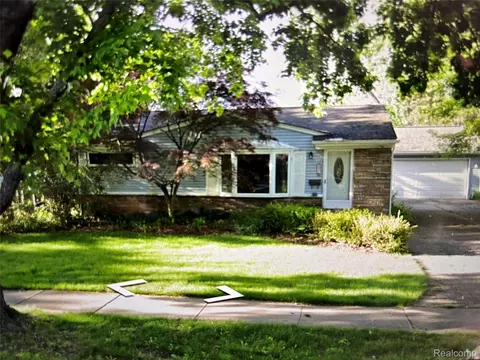 221 Reitman Ct, Rochester Hills, MI 48307