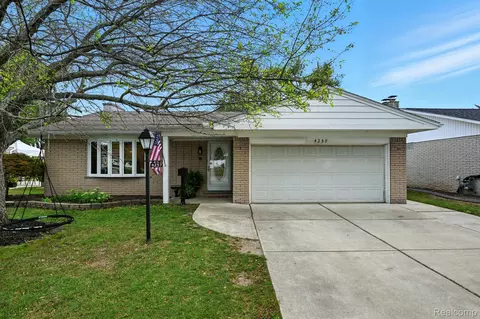 4257 Ponderosa St, Trenton, MI 48183