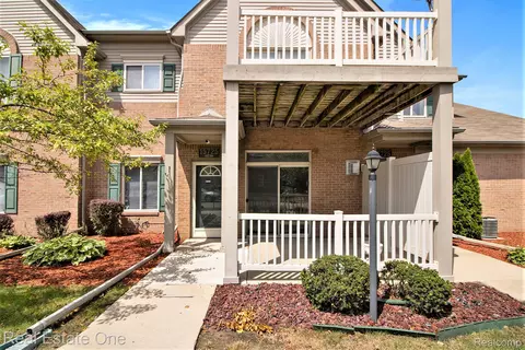 15725 Parkway Ln #4, Southgate, MI 48195
