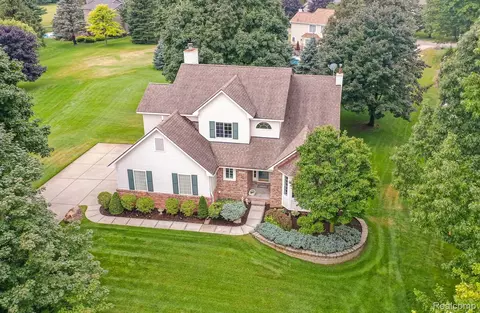229 Maplewood Dr, Brandon, MI 48348