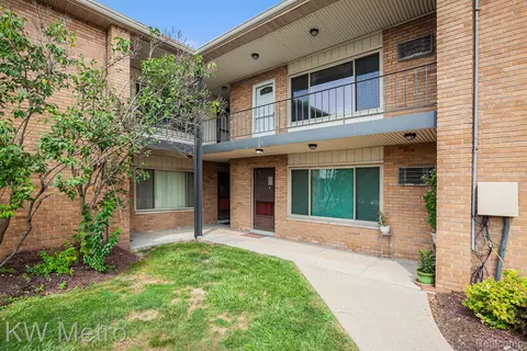 2859 E Maple Rd #3, Birmingham, MI 48009