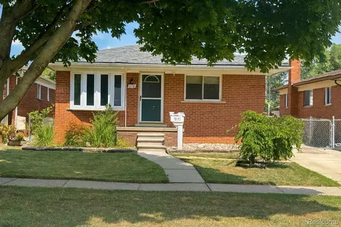 1072 Harrison Blvd, Lincoln Park, MI 48146