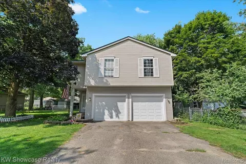 4665 Lakeborn Dr, White Lake, MI 48383