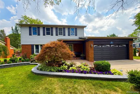 5902 Cliffside Dr, Troy, MI 48085