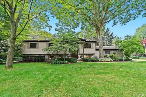 5375 Prentis Rd, Waterford, MI 48327