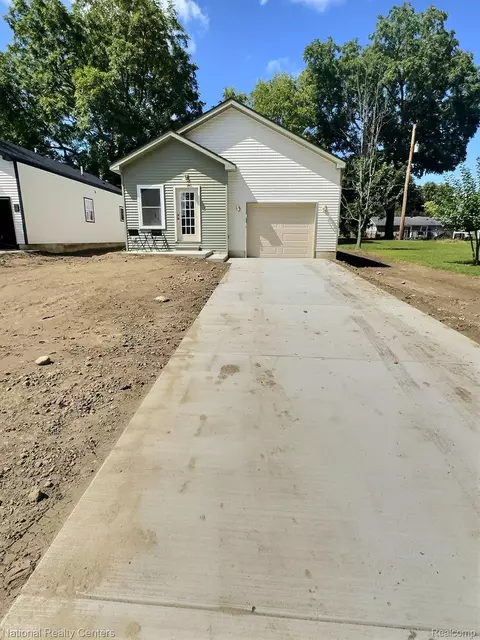 542 Springle Dr, Waterford, MI 48327