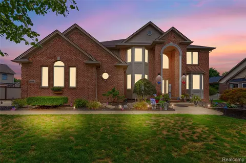 20206 Twin Pond Dr, Brownstown, MI 48183