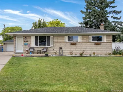 27431 Pleasant Dr, Warren, MI 48088