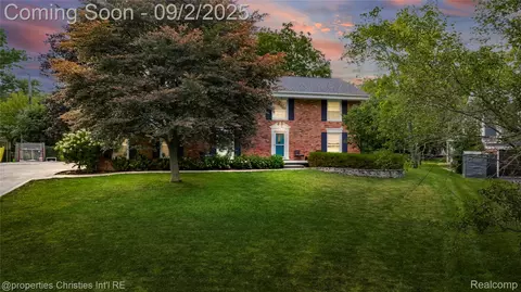 30665 Pebblestone Ct, Beverly Hills, MI 48025