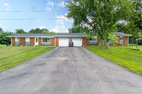 2895 Spring Hill Dr, Howell, MI 48843