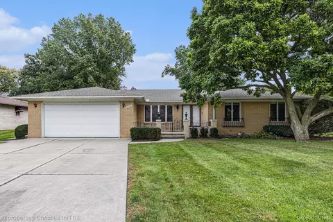 38638 Santa Barbara St, Clinton Township, MI 48036
