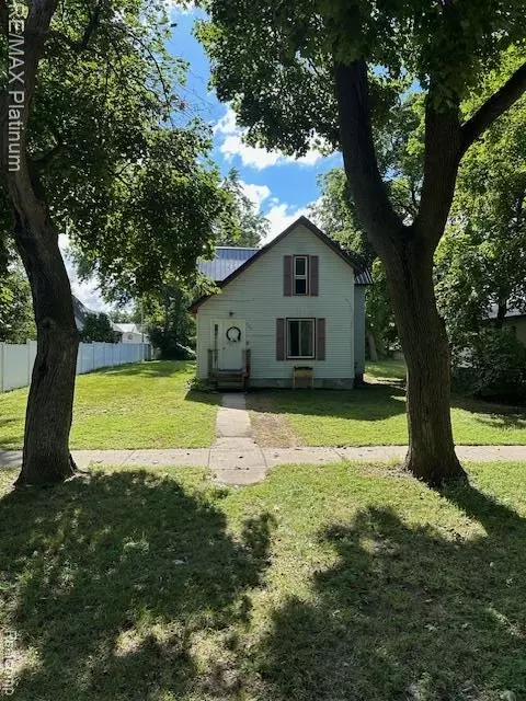 409 S Cherry St, Kalkaska, MI 49646