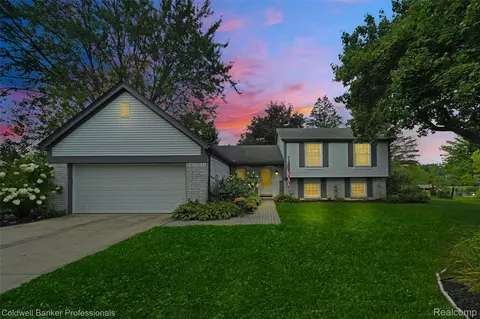 5075 Bayside Dr, Troy, MI 48098