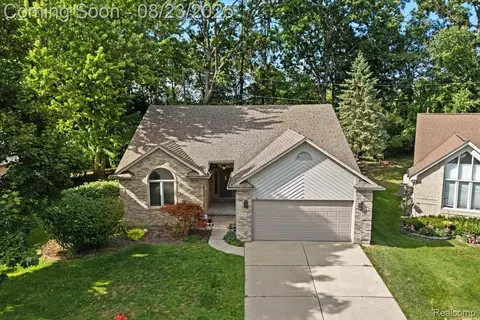 5770 Point Of The Woods Dr, West Bloomfield, MI 48324