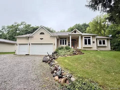 889 Cronkite Dr, Orion, MI 48362