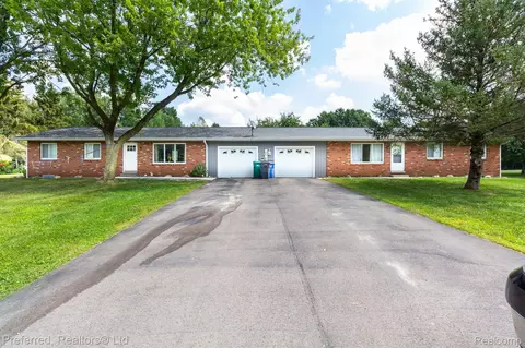 2861 Spring Hill Dr, Howell, MI 48843
