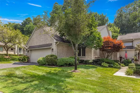 135 Hampton Ct, Northville, MI 48168
